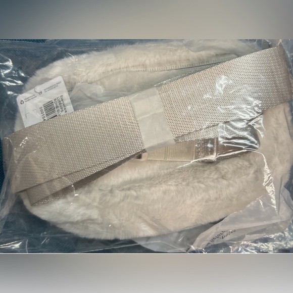 lululemon athletica White Fleece Belt Bag - Picture 3 of 3